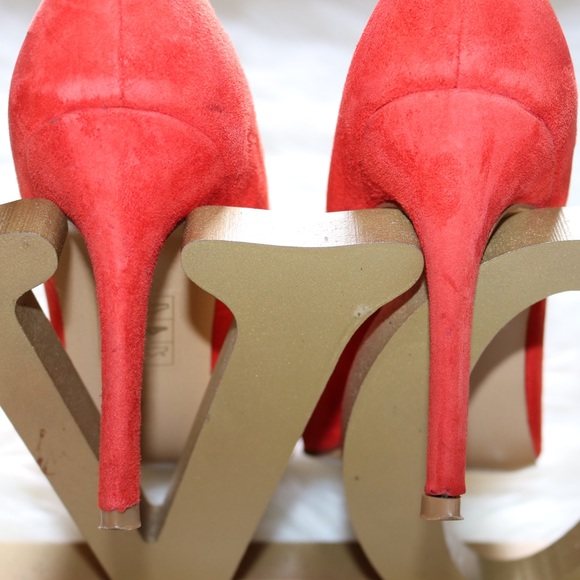 Red Suede Pumps. - Picture 5 of 7